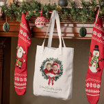 Navidades personales con foto en una bolsa de baño<br><div class="desc">"Lleva aclamación por las vacaciones dondequiera que vayas con esta franja roja con foto Feliz Navidad y nombre Bolsa de Tote personalizada. Con un diseño clásico de rayas rojas, tu foto personalizado y un nombre personalizado, este bolso de té es festivo y funcional. Perfecto para regalos, compras de vacaciones o...</div>