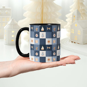 Navidades revisan la taza con ornamentos