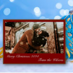 Navidades Snowy tarjeta de vacaciones fotográficas<br><div class="desc">Captura la alegría y el calor de la temporada de vacaciones con la tarjeta de vacaciones de Navidades nevados. Con una encantadora escena de una pareja vestida de invierno, riéndose juntos fuera de una tienda cubierta de nieve, esta tarjeta es la manera perfecta de compartir tu espíritu vacacional. Debajo de...</div>
