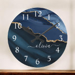 Navy Blue Agate Geode Gold Monograma reloj grande<br><div class="desc">Monograma de la Marina Azul y el Relieve metalizado dorado Agate Geode Hermoso Reloj de nombre de guión elegante. Esto hace que el dulce perfecto 16, 13, 15, 16, 18, 21, 30, 40, 50, 60, 70, 80, 90, 100 cumpleaños, boda, ducha de novia, aniversario, regreso a la escuela, ducha de...</div>