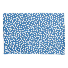 Nebulosas azules con fundas de almohada de puntos