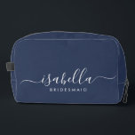 Neceser Bridesmaid Gift Blue<br><div class="desc">Esta bolsa de accesorios de la dama de honor presenta una tipografía manuscrita de escritura blanca con toques en un fondo azul marino o medianoche. Presenta a las damas de honor un neceser para su maquillaje y objetos pequeños presentados tradicionalmente en la cena de ensayo, para su uso temprano por...</div>