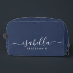 Neceser Bridesmaid Gift Blue<br><div class="desc">Esta bolsa de accesorios de la dama de honor presenta una tipografía manuscrita de escritura blanca con toques en un fondo azul marino o medianoche. Presenta a las damas de honor un neceser para su maquillaje y objetos pequeños presentados tradicionalmente en la cena de ensayo, para su uso temprano por...</div>