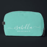 Neceser Bridesmaid Gift Blue Aqua<br><div class="desc">Esta bolsa de accesorios de kit de dopp de Bridesmaid cuenta con una tipografía manuscrita de escritura blanca con toques en un fondo de medianoche o agua. Presenta a las damas de honor un neceser para su maquillaje y objetos pequeños presentados tradicionalmente en la cena de ensayo, para su uso...</div>