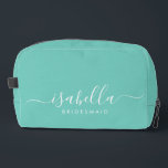 Neceser Bridesmaid Gift Blue Aqua<br><div class="desc">Esta bolsa de accesorios de kit de dopp de Bridesmaid cuenta con una tipografía manuscrita de escritura blanca con toques en un fondo de medianoche o agua. Presenta a las damas de honor un neceser para su maquillaje y objetos pequeños presentados tradicionalmente en la cena de ensayo, para su uso...</div>