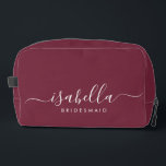 Neceser Bridesmaid Gift Burgundy<br><div class="desc">Esta bolsa de accesorios de la dama de honor presenta una tipografía manuscrita de escritura blanca con toques en un fondo de caramelo. Presenta a las damas de honor un neceser para su maquillaje y objetos pequeños presentados tradicionalmente en la cena de ensayo, para su uso temprano por la mañana...</div>
