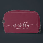 Neceser Bridesmaid Gift Burgundy<br><div class="desc">Esta bolsa de accesorios de la dama de honor presenta una tipografía manuscrita de escritura blanca con toques en un fondo de caramelo. Presenta a las damas de honor un neceser para su maquillaje y objetos pequeños presentados tradicionalmente en la cena de ensayo, para su uso temprano por la mañana...</div>