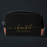 Neceser Bridesmaid Modern Gold Script Black<br><div class="desc">Esta bolsa de accesorios de la dama de honor presenta una tipografía de escritura dorada escrita a mano con toques en un fondo negro. Presenta a las damas de honor un neceser para su maquillaje y objetos pequeños presentados tradicionalmente en la cena de ensayo, para su uso temprano por la...</div>