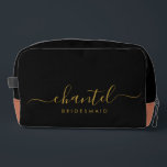 Neceser Bridesmaid Modern Gold Script Black<br><div class="desc">Esta bolsa de accesorios de la dama de honor presenta una tipografía de escritura dorada escrita a mano con toques en un fondo negro. Presenta a las damas de honor un neceser para su maquillaje y objetos pequeños presentados tradicionalmente en la cena de ensayo, para su uso temprano por la...</div>