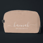 Neceser Bridesmaid Modern Minimal Script Cosmético<br><div class="desc">Esta bolsa de accesorios de la dama de honor presenta una tipografía manuscrita de escritura blanca con toques en un fondo de bronceado. Presenta a las damas de honor un neceser para su maquillaje y objetos pequeños presentados tradicionalmente en la cena de ensayo, para su uso temprano por la mañana...</div>