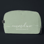 Neceser Bridesmaid Modern Minimal Script Sage<br><div class="desc">Esta bolsa de accesorios de la dama de honor presenta una tipografía manuscrita de escritura blanca con toques en un fondo verde sabio. Presenta a las damas de honor un neceser para su maquillaje y objetos pequeños presentados tradicionalmente en la cena de ensayo, para su uso temprano por la mañana...</div>