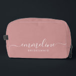 Neceser Bridesmaid Moderno Guión Mínimo Toallas Cosméticas<br><div class="desc">Esta bolsa de accesorios de la dama de honor presenta una tipografía manuscrita de escritura blanca con toques en un polvoriento fondo rosado. Presenta a las damas de honor un neceser para su maquillaje y objetos pequeños presentados tradicionalmente en la cena de ensayo, para su uso temprano por la mañana...</div>