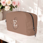 Neceser Caligrafía elegante Monograma Nombre Mocha Brown<br><div class="desc">Un diseño de monograma único y elegante con tu nombre y monograma acentúa esta bolsa de personalizado con serios clásicos y un guión caligráfico más ornamentado en un diseño encantador. Los tres elementos se mezclan maravillosamente para crear su propio logotipo de marca personal. Se muestra aquí con un popular mocha...</div>