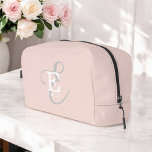Neceser Caligrafía estilosa tipografía monográfica Rubor r<br><div class="desc">Un diseño de monograma único y elegante con tu nombre y monograma acentúa esta bolsa de personalizado con serios clásicos y un guión caligráfico más ornamentado en un diseño encantador. Los tres elementos se mezclan maravillosamente para crear su propio logotipo de marca personal. Se muestra aquí con un fondo rosa...</div>