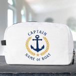 Neceser Capitán Anchor Nombre Bote Gold Laurel Viaje<br><div class="desc">Un bolso personalizado de temática náutica, cosmética, aseo y neceser de aseo para que los objetos de viaje estén organizados y sean seguros. Este diseño presenta un ancla de botes hecho por un personalizado con hojas de laurel de color oro y una estrella dorada con un texto rico que dice...</div>