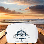 Neceser Capitán de barco personalizado Volante náutico vin<br><div class="desc">personalizado de moda capitán de la bolsa cosmética para una compañía de transatlántico con un volante de la nave azul marino. Este vintage diseño náutico es perfecto para un camarero de barco cerca de la playa. Personaliza con tu nombre.</div>