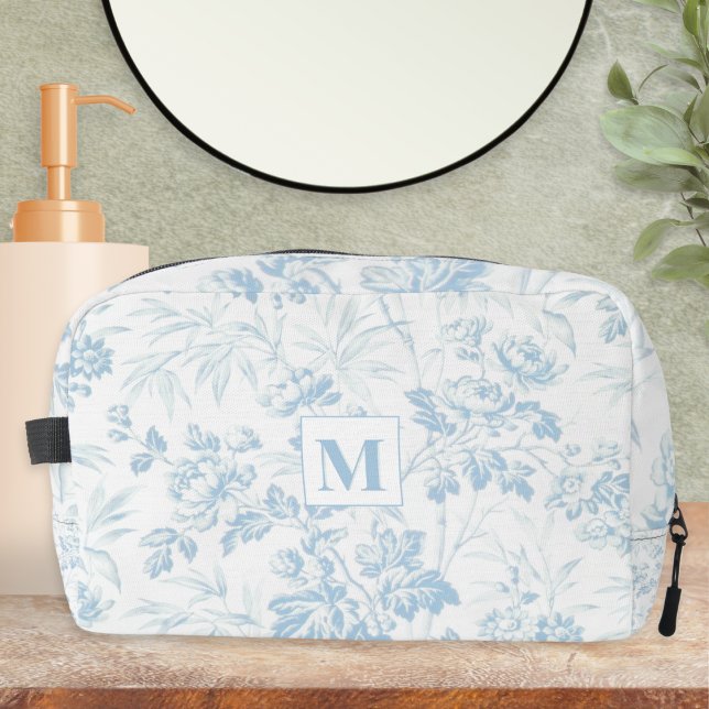 Neceser Elegante Bonito con estampado floral azul claro (A pretty light blue floral monogrammed dopp kit)