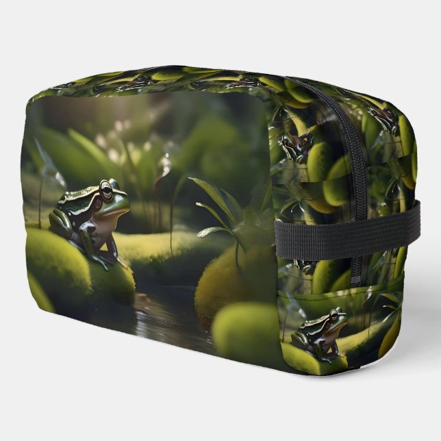 Neceser Emerald Serenity: A Green Frog by the River, (Esquina izquierda)