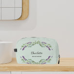 Neceser Flores de lavanda salchicha de novia verde<br><div class="desc">Fondo verde de sabio. Decorado con flores de lavanda y vegetación eucaliptica. Personaliza y agrega el nombre de tu novia.</div>