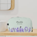 Neceser Flores de lavanda salchicha de novia verde<br><div class="desc">Fondo verde de sabio. Decorado con flores de lavanda. Personalice y agregue el nombre de su novia.</div>