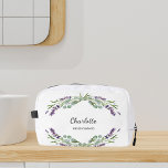 Neceser Flores de lavanda verde dama de honor<br><div class="desc">Fondo blanco. Decorado con flores de lavanda y vegetación eucaliptica. Personaliza y agrega el nombre de tu novia.</div>