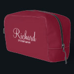 Neceser Groomsman personalizado con guión moderno<br><div class="desc">Regalos personalizados de Groomsman con el nombre personalizado del groomsman en un estilo de letra blanco moderno con el título y la fecha boda en modernos sans serif con el estilo de letra en rojo burdeos. También perfecto para el mejor hombre, padre de la novia, dama de honor, madre de...</div>