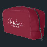 Neceser Groomsman personalizado con guión moderno<br><div class="desc">Regalos personalizados de Groomsman con el nombre personalizado del groomsman en un estilo de letra blanco moderno con el título y la fecha boda en modernos sans serif con el estilo de letra en rojo burdeos. También perfecto para el mejor hombre, padre de la novia, dama de honor, madre de...</div>