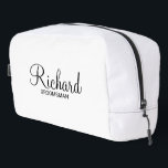 Neceser Groomsman personalizado con guión moderno<br><div class="desc">Regalos personalizados de Groomsman con el nombre personalizado del groomsman en un estilo de letra negro moderno con el título y la fecha boda en sans serif moderno estilo de fuente sobre fondo blanco. También perfecto para el mejor hombre, padre de la novia, dama de honor, madre de la novia...</div>