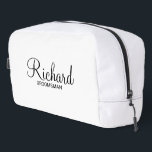 Neceser Groomsman personalizado con guión moderno<br><div class="desc">Regalos personalizados de Groomsman con el nombre personalizado del groomsman en un estilo de letra negro moderno con el título y la fecha boda en sans serif moderno estilo de fuente sobre fondo blanco. También perfecto para el mejor hombre, padre de la novia, dama de honor, madre de la novia...</div>