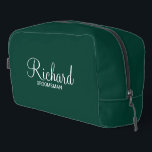 Neceser Groomsman personalizado con guión moderno<br><div class="desc">Regalos personalizados de Groomsman con el nombre personalizado del groomsman en un estilo de letra blanco moderno con el título y la fecha boda en un estilo de letra sans serif moderno con fondo verde esmeralda. También perfecto para el mejor hombre, padre de la novia, dama de honor, madre de...</div>