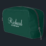 Neceser Groomsman personalizado con guión moderno<br><div class="desc">Regalos personalizados de Groomsman con el nombre personalizado del groomsman en un estilo de letra blanco moderno con el título y la fecha boda en un estilo de letra sans serif moderno con fondo verde esmeralda. También perfecto para el mejor hombre, padre de la novia, dama de honor, madre de...</div>