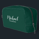 Neceser Groomsmen personalizado de escritura moderna<br><div class="desc">Regalo Groomsmen personalizado de guión moderno con el nombre personalizado del groomsman en un estilo de letra de escritura blanco moderno con título y fecha boda en sans serif moderno estilo de fuente sobre fondo verde esmeralda. También perfecto para dama de honor, chica de flores, madre de la novia, mejor...</div>