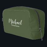 Neceser Groomsmen personalizado de escritura moderna<br><div class="desc">Regalo Groomsmen personalizado de escritura moderna con el nombre personalizado del groomsman en un estilo de letra de escritura blanco moderno con título y fecha boda en modernos sans serif estilo de fuente sobre el fondo verde oliva. También perfecto para dama de honor, chica de flores, madre de la novia,...</div>