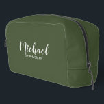 Neceser Groomsmen personalizado de escritura moderna<br><div class="desc">Regalo Groomsmen personalizado de escritura moderna con el nombre personalizado del groomsman en un estilo de letra de escritura blanco moderno con título y fecha boda en modernos sans serif estilo de fuente sobre el fondo verde oliva. También perfecto para dama de honor, chica de flores, madre de la novia,...</div>
