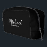 Neceser Groomsmen personalizado de escritura moderna<br><div class="desc">Regalo Groomsmen personalizado de guión moderno con el nombre personalizado del groomsman en estilo de letra de escritura blanco moderno con título y fecha boda en sans serif moderno estilo de fuente sobre fondo negro. También perfecto para dama de honor, chica de flores, madre de la novia, mejor hombre y...</div>
