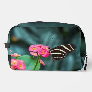 Neceser Hermosa mariposa en una flor rosa