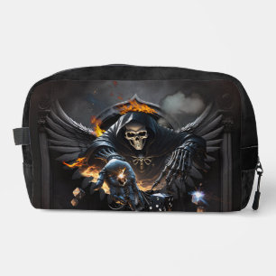 Neceser Huesos y magia, esqueleto con dados místicos.