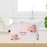 Neceser Lace de flores rosadas de la dama de honor<br><div class="desc">Un fondo rosa rubor. Decorado con rosas rosas rosas rosas,  flores y encaje blanco. Personalice y agregue el nombre de su dama de honor.</div>