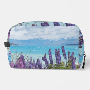 Neceser lavanda en la orilla del lago