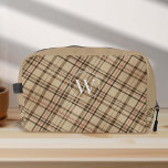 Neceser monograma de diseño de color beige intemporal<br><div class="desc">Descubra la elegancia intemporal de la bolsa de kit de dopp del mono de moto beige de época diseñada por PixeliaDesigns, donde el encanto clásico se une a la utilidad moderna. Este exquisito kit de dopp, con un sofisticado patrón de plaid en tonos serenos beige, se acentúa con un monograma...</div>