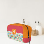 Neceser Monograma divertido de estilo veraniego<br><div class="desc">Mantén tus cosméticos y productos de tocador organizados a tu paso. ¿Tiene empleados o clientes que viajan con frecuencia? Un neceser personalizado es un regalo atento y una buena manera de mostrar tu logo. Estas pequeñas bolsas son también un gran regalo para conferencias y eventos. Comparte tu logotipo en bolsas...</div>
