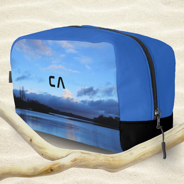 Neceser Monograma fotográfico sobre el lago azul (Blue Hour Lake Monogram Wanderlust Your Photo Dopp Kit ©Susanne Sachers - Sunny Wanderlust 🌞✈️)