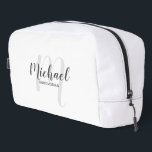 Neceser Monograma Groomsman personalizado con guión modern<br><div class="desc">Añada un toque personal a su boda con un regalo personalizado para el novio. Este diseño presenta el nombre del groomsman personalizado en estilo de letra de escritura moderno gris y monograma en estilo de fuente de escritura moderno gris claro como fondo con título en sans modernos grises serif estilo...</div>