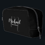 Neceser Monograma Groomsman personalizado con guión modern<br><div class="desc">Añada un toque personal a su boda con un regalo personalizado para el novio. Este diseño presenta el nombre personalizado de groomsman en estilo de letra de escritura moderno blanco y monograma en estilo de fuente de escritura moderno gris claro como fondo con título en sans modernos blancos estilo de...</div>