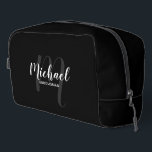 Neceser Monograma Groomsman personalizado con guión modern<br><div class="desc">Añada un toque personal a su boda con un regalo personalizado para el novio. Este diseño presenta el nombre personalizado de groomsman en estilo de letra de escritura moderno blanco y monograma en estilo de fuente de escritura moderno gris claro como fondo con título en sans modernos blancos estilo de...</div>