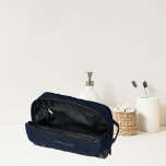 Neceser Monogramado de los hombres clásicos | Personalizad<br><div class="desc">Nuestras bolsas personalizadas de kit de dopp están entre las mejores bolsas de artículos de aseo que probablemente encontrarás. Con suficiente espacio para todo tu equipo de viaje, es un gran regalo para los hombres que viajan. Mantén tus cosméticos y productos de tocador organizados a tu paso. ¿Tiene empleados o...</div>