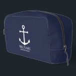 Neceser Nautical Navy Blue Anchor Personalizado Groomsmen<br><div class="desc">Nautical Personalized Groomsmen Gift Este diseño presenta ancla blanca y el nombre personalizado del groomsman con título en blanco clásico estilo de letra serif sobre fondo azul marino. También perfecto para el mejor hombre,  padre de la novia y más.</div>