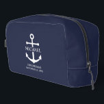 Neceser Nautical Navy Blue Anchor Personalizado Groomsmen<br><div class="desc">Este regalo personalizado presenta un diseño de ancla blanca con el nombre y el título de su novio en una fuente clásica serif blanca sobre fondo azul marino. Un lugar de interés para los bodas náuticos, bodas en la playa o celebraciones costeras. Perfecto como un regalo personalizado para los padrinos,...</div>