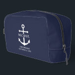 Neceser Nautical Navy Blue Anchor Personalizado Groomsmen<br><div class="desc">Este regalo personalizado presenta un diseño de ancla blanca con el nombre y el título de su novio en una fuente clásica serif blanca sobre fondo azul marino. Un lugar de interés para los bodas náuticos, bodas en la playa o celebraciones costeras. Perfecto como un regalo personalizado para los padrinos,...</div>