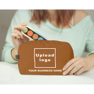 Neceser Nombre comercial y logotipo en Brown Dopp Kit